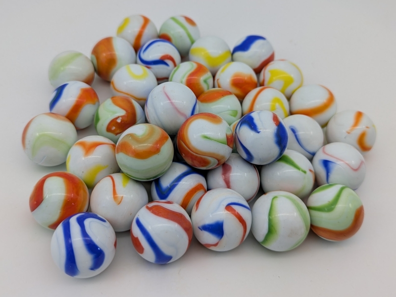 Glasmurmeln 25 mm, weiß opak mit bunten Streifen